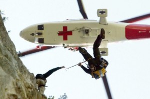 So kann es im Ernstfall aussehen: Dieses Archivbild zeigt allerdings eine Rettungsübung bei Schattdorf. (Keystone / Urs Flüeler)