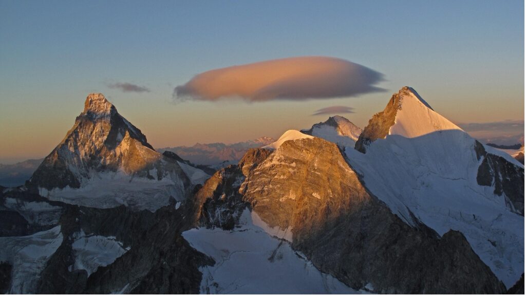 Matterhorn (4478 m ü. M.) und Obergabelhorn (4063 m ü. M.) rechts im Bild